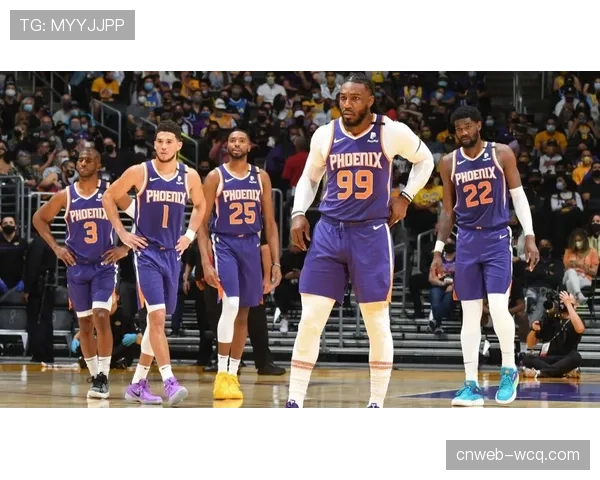 官方:太阳队德文·布克脚踝扭伤每日观察,预计季后赛前复出